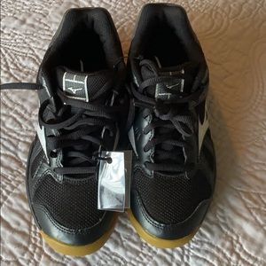 Mizuno volleyball shoes size 6